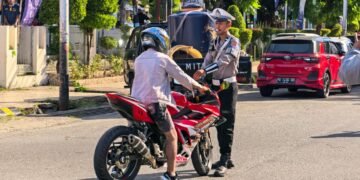 Dukung Ketahanan Pangan, Bhabinkamtibmas Polsek Muara Tami Cek Lahan Jagung Binaan di Koya Barat