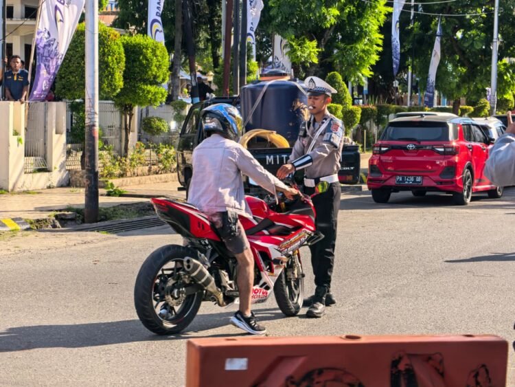 Dukung Ketahanan Pangan, Bhabinkamtibmas Polsek Muara Tami Cek Lahan Jagung Binaan di Koya Barat
