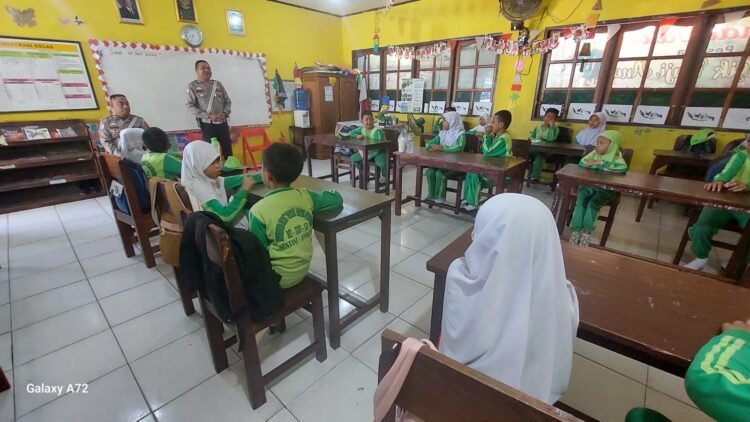 Satlantas Polres Jayapura Tanamkan Disiplin Berlalu Lintas Sejak Dini Lewat Program Polsanak di Sentani