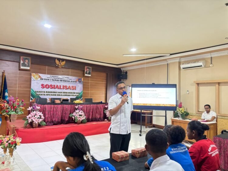 Sat Resnarkoba Polresta Jayapura Kota Edukasi Pelajar SMK Negeri 3 tentang Bahaya Narkoba dan Miras