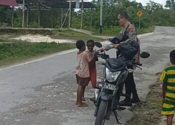 Peduli Pendidikan Anak Papua, Kapolsek Biak Barat Bagikan Buku di Distrik Swandiwe