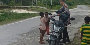 Peduli Pendidikan Anak Papua, Kapolsek Biak Barat Bagikan Buku di Distrik Swandiwe