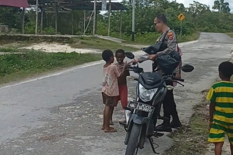 Peduli Pendidikan Anak Papua, Kapolsek Biak Barat Bagikan Buku di Distrik Swandiwe