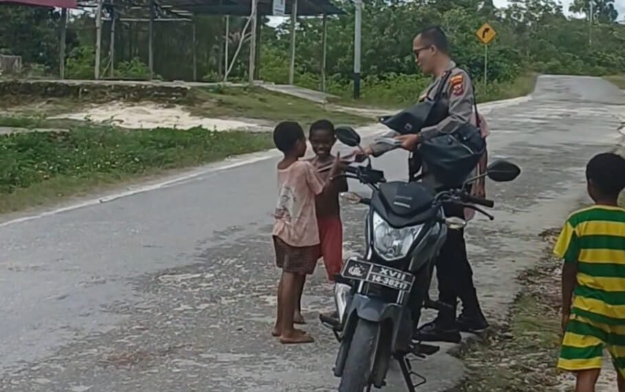 Peduli Pendidikan Anak Papua, Kapolsek Biak Barat Bagikan Buku di Distrik Swandiwe