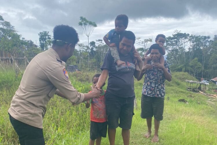 Humanis dan Responsif, Bhabinkamtibmas Kampung Asbol Dorong Partisipasi Warga Jaga Kamtibmas