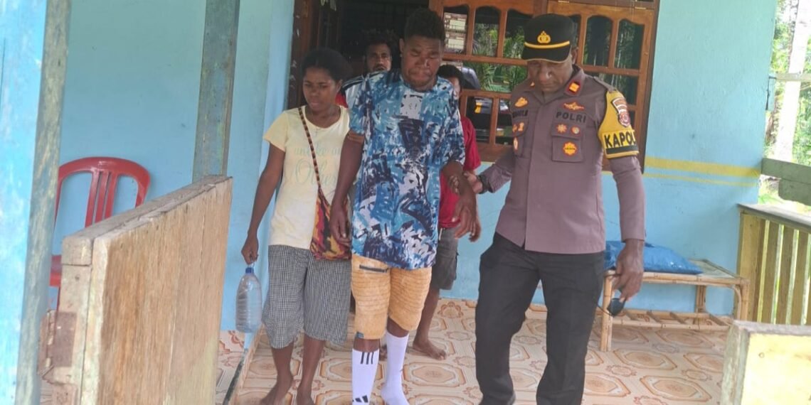 Polisi Hadir untuk Masyarakat, Warga Sakit Dievakuasi ke Puskesmas Samanente