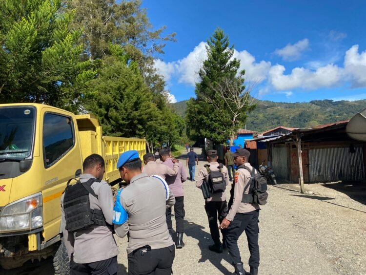 Dukung Swasembada Pangan, Polsek Muting Bersama Warga Panen Jagung Di Distrik Ulilin