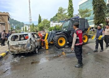 Mobil Modifikasi BBM Terbakar di Depan Mapolda, Polda Papua Gerak Cepat Padamkan Api