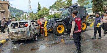 Mobil Modifikasi BBM Terbakar di Depan Mapolda, Polda Papua Gerak Cepat Padamkan Api