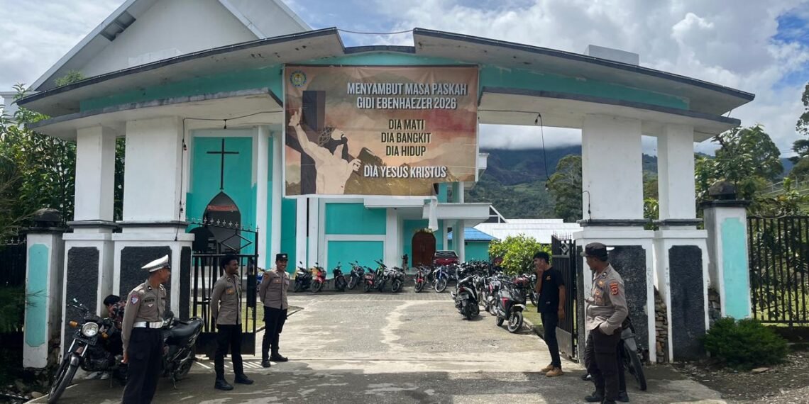 Hadir di Tengah Jemaat, Polisi Amankan Ibadah Minggu di Karubaga