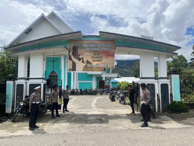 Hadir di Tengah Jemaat, Polisi Amankan Ibadah Minggu di Karubaga