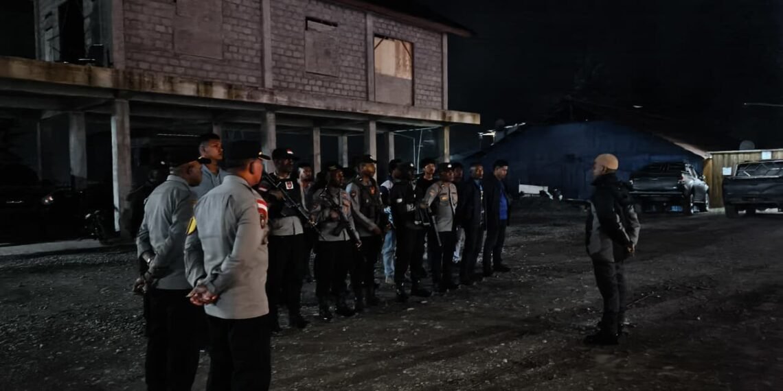 Menyapa Warga di Malam Hari, Polres Tolikara Hadir Lewat Patroli Jalan Kaki