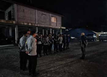 Menyapa Warga di Malam Hari, Polres Tolikara Hadir Lewat Patroli Jalan Kaki