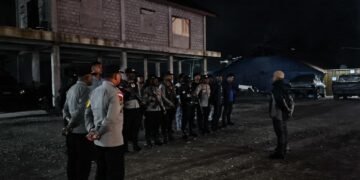 Menyapa Warga di Malam Hari, Polres Tolikara Hadir Lewat Patroli Jalan Kaki