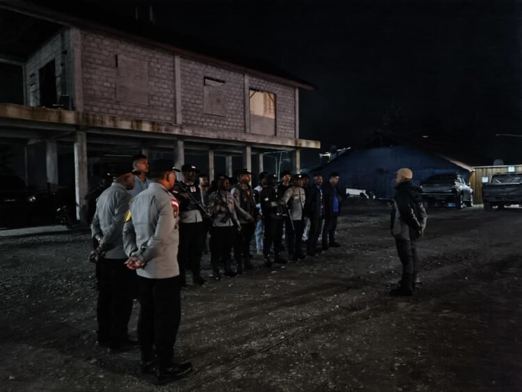 Menyapa Warga di Malam Hari, Polres Tolikara Hadir Lewat Patroli Jalan Kaki