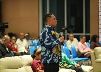 Menyapa Warga di Malam Hari, Polres Tolikara Hadir Lewat Patroli Jalan Kaki