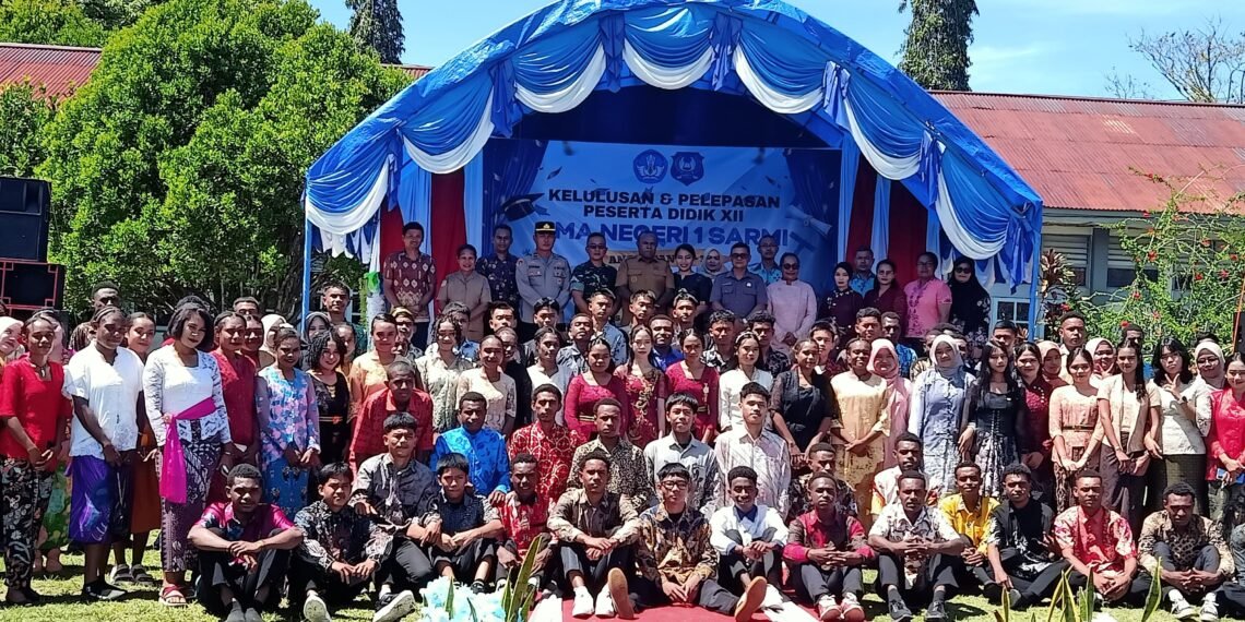 Bhabinkamtibmas Mararena Hadiri Pelepasan Siswa SMA Negeri 1 Sarmi, Imbau Rayakan Kelulusan Secara Bijak 