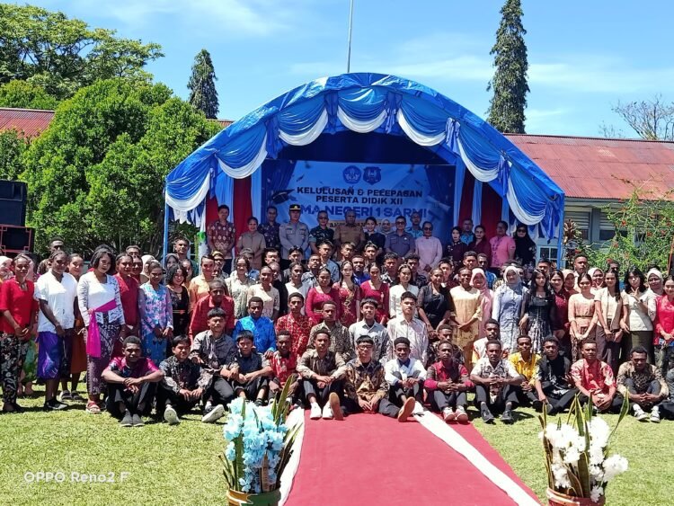 Bhabinkamtibmas Mararena Hadiri Pelepasan Siswa SMA Negeri 1 Sarmi, Imbau Rayakan Kelulusan Secara Bijak 