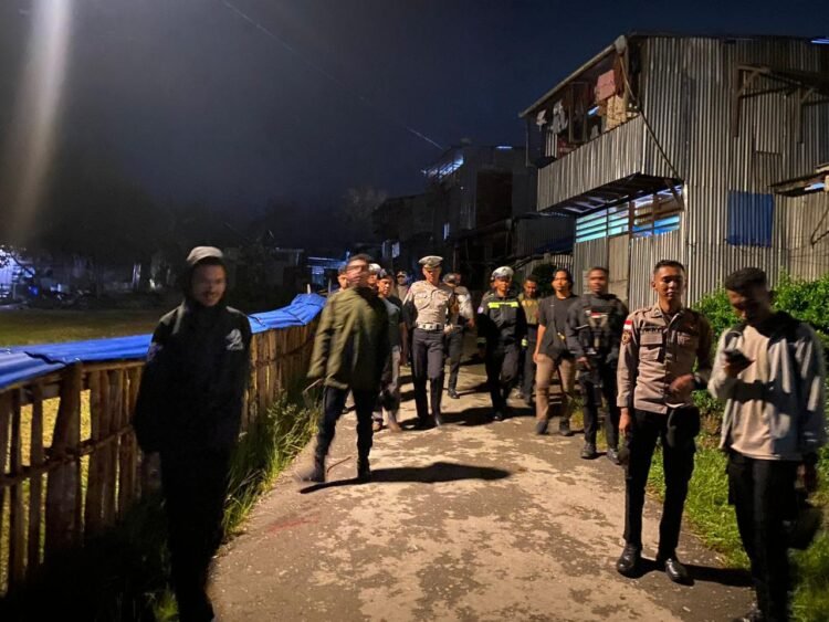 Polsek Numfor Barat Musnahkan Puluhan Botol Miras Hasil Sitaan Operasi Lilin 2025