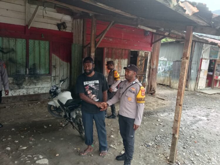 Sat Binmas Polres Tolikara Sambangi Pangkalan Ojek di Desa Ampera, Perkuat Kemitraan dan Keselamatan Berkendara