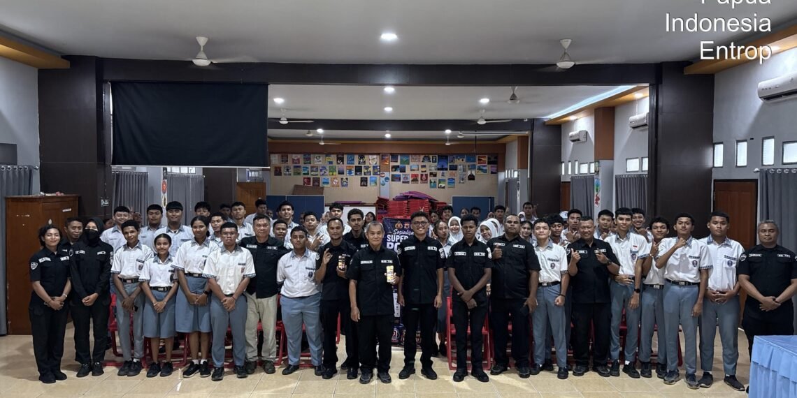 Bid Tik Polda Papua Sosialisasikan Super App Polri Dan Layanan 110 Presisi Di Sekolah-Sekolah Kota Jayapura