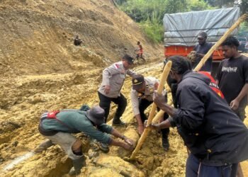 Kapolsek Kelila Bersama Personel dan Warga Gotong Royong Perbaiki Jalan Terdampak Longsor di Kampung Onggobalo