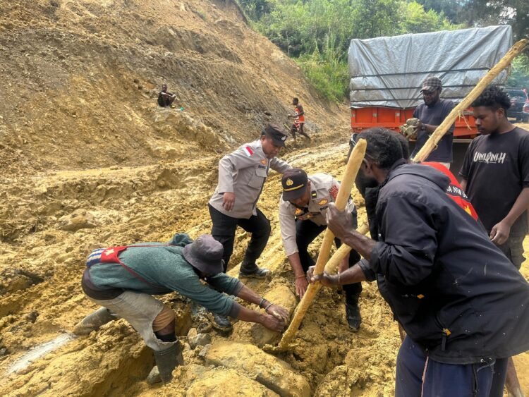 Kapolsek Kelila Bersama Personel dan Warga Gotong Royong Perbaiki Jalan Terdampak Longsor di Kampung Onggobalo