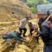 Kapolsek Kelila Bersama Personel dan Warga Gotong Royong Perbaiki Jalan Terdampak Longsor di Kampung Onggobalo