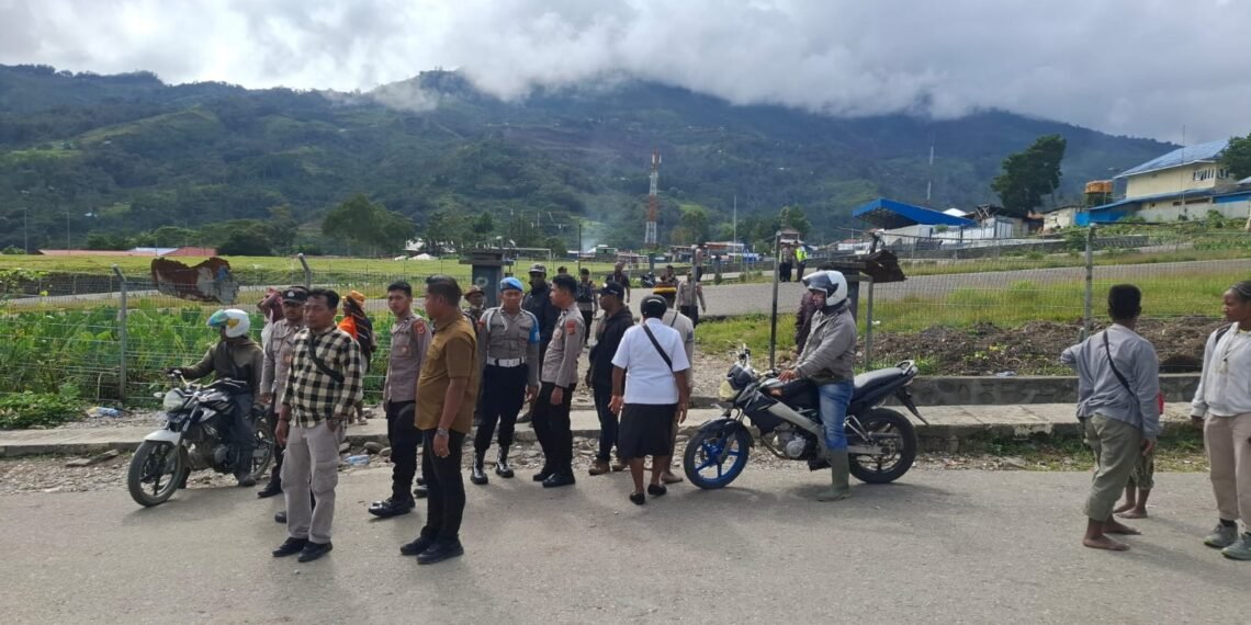 Kapolsek Kelila Bersama Personel dan Warga Gotong Royong Perbaiki Jalan Terdampak Longsor di Kampung Onggobalo