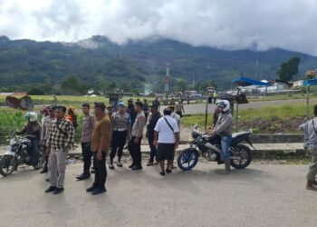 Kapolsek Kelila Bersama Personel dan Warga Gotong Royong Perbaiki Jalan Terdampak Longsor di Kampung Onggobalo