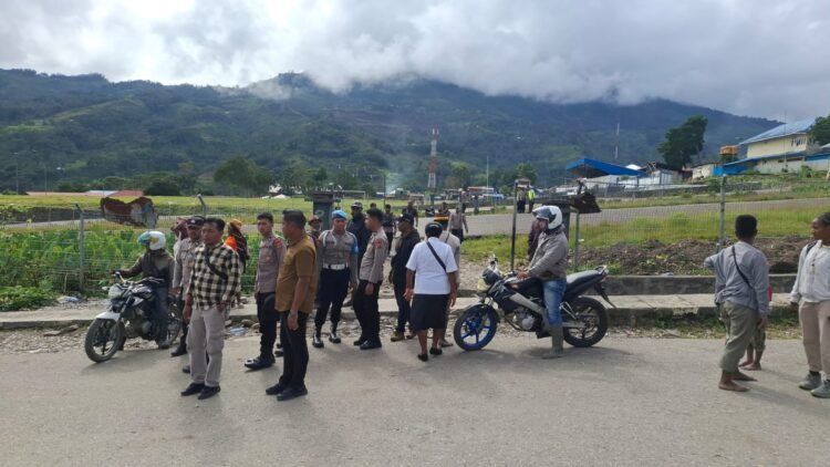 Kapolsek Kelila Bersama Personel dan Warga Gotong Royong Perbaiki Jalan Terdampak Longsor di Kampung Onggobalo