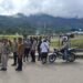 Kapolsek Kelila Bersama Personel dan Warga Gotong Royong Perbaiki Jalan Terdampak Longsor di Kampung Onggobalo