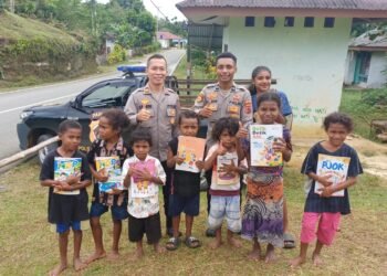 Polsek Biak Barat Hadirkan Semangat Belajar untuk Anak-Anak di Kampung Andai dan Yomdori