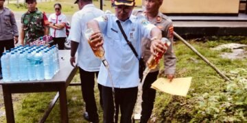 Polsek Numfor Barat Musnahkan Puluhan Botol Miras Hasil Sitaan Operasi Lilin 2025