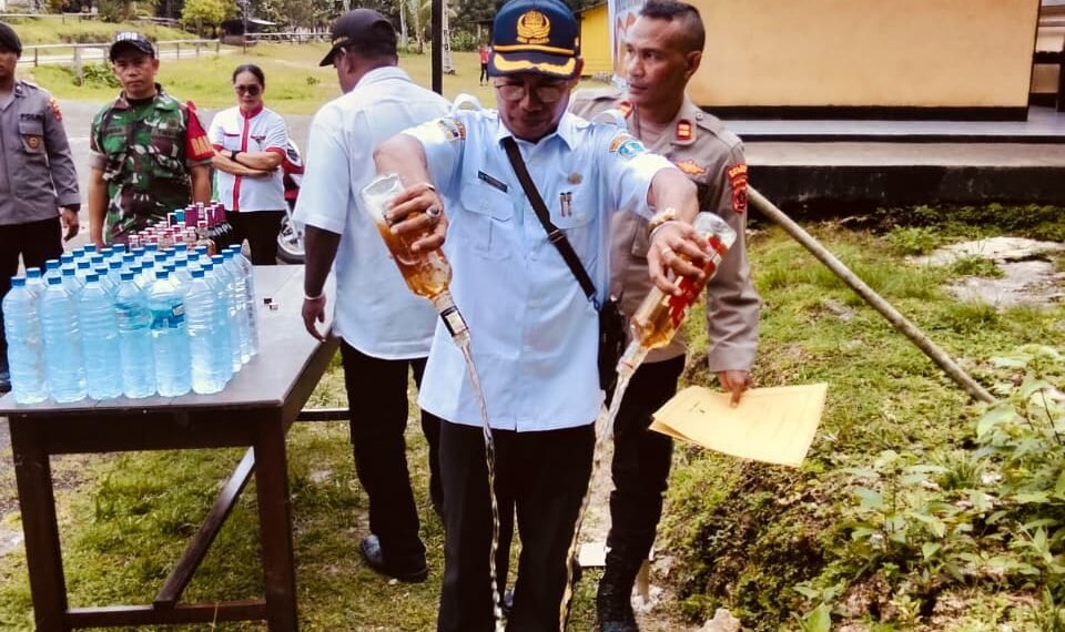 Polsek Numfor Barat Musnahkan Puluhan Botol Miras Hasil Sitaan Operasi Lilin 2025
