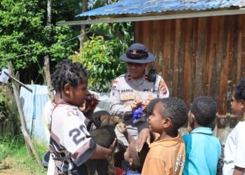 Kasat Binmas Polres Puncak Berbagi Kasih dengan Anak-Anak di Kampung Misimaga