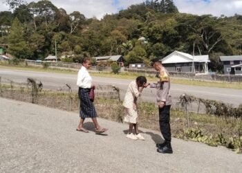 Kasat Binmas Polres Puncak Berbagi Kasih dengan Anak-Anak di Kampung Misimaga
