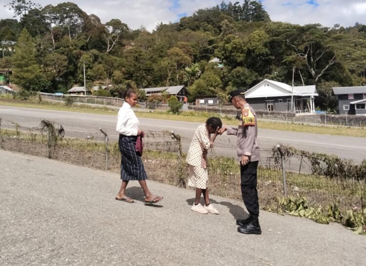 Kasat Binmas Polres Puncak Berbagi Kasih dengan Anak-Anak di Kampung Misimaga