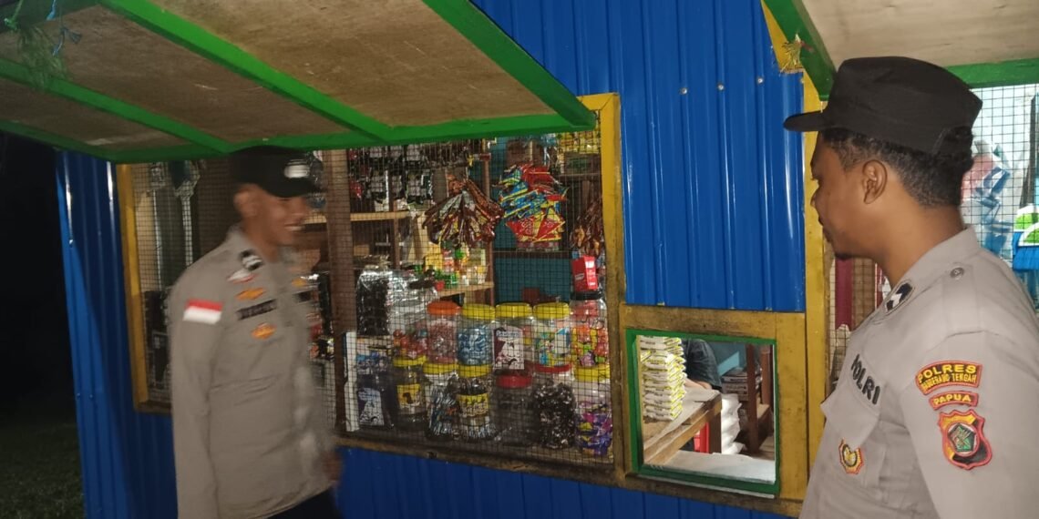 Menyapa Warga di Malam Hari, Personel Polsek Kelila Perkuat Kehadiran Polri di Tengah Masyarakat