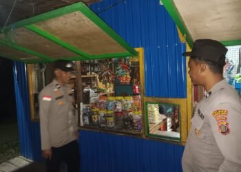 Menyapa Warga di Malam Hari, Personel Polsek Kelila Perkuat Kehadiran Polri di Tengah Masyarakat