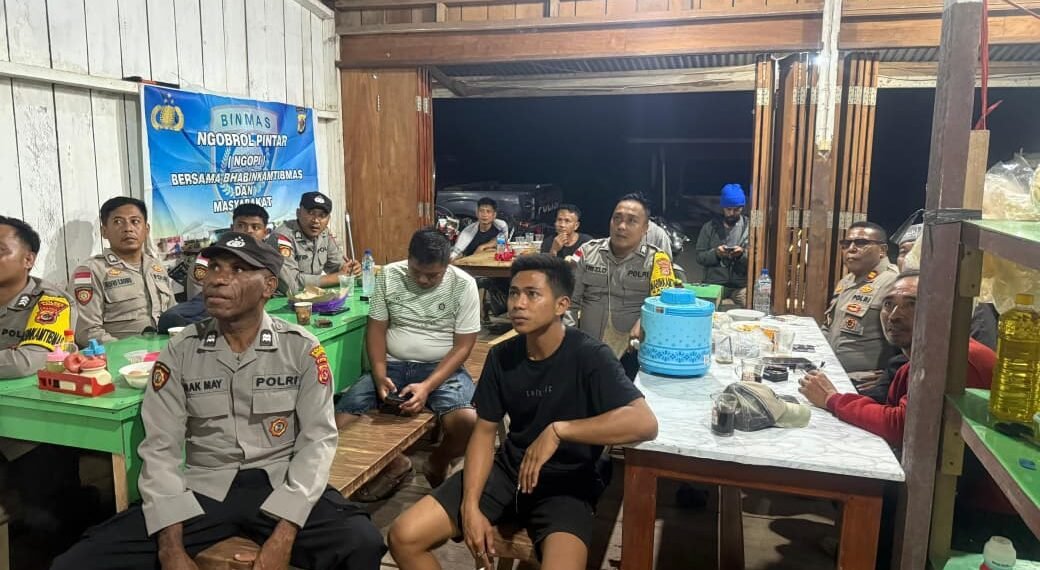 Jalin Keakraban dengan Warga, Polsek Arso Timur Gelar NGOPI dan Nobar Bersama Masyarakat Kampung Pitewi