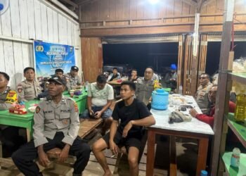 Jalin Keakraban dengan Warga, Polsek Arso Timur Gelar NGOPI dan Nobar Bersama Masyarakat Kampung Pitewi
