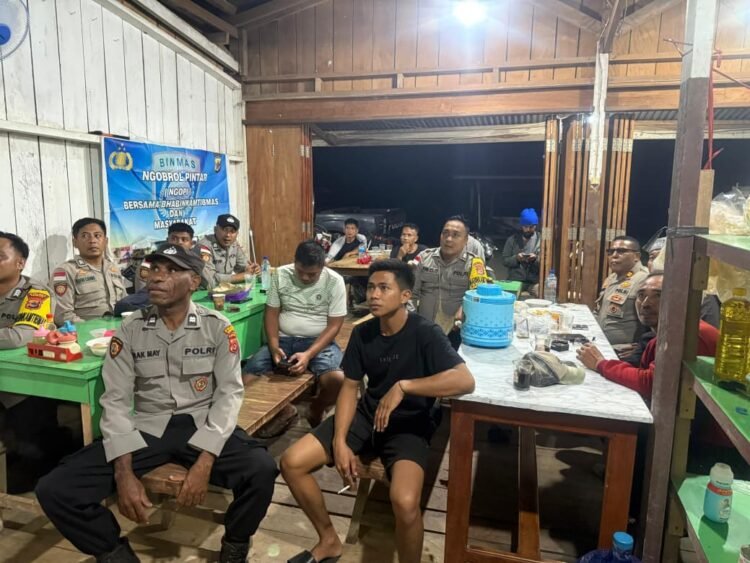 Jalin Keakraban dengan Warga, Polsek Arso Timur Gelar NGOPI dan Nobar Bersama Masyarakat Kampung Pitewi